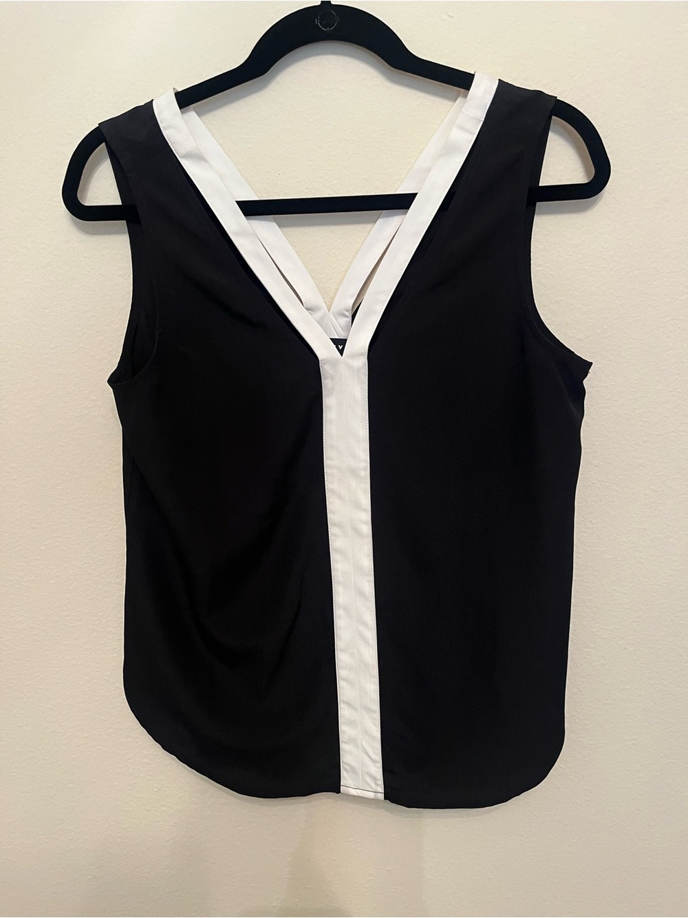 Trouvé Black and Cream V-Neck Sleeveless Cutout Top